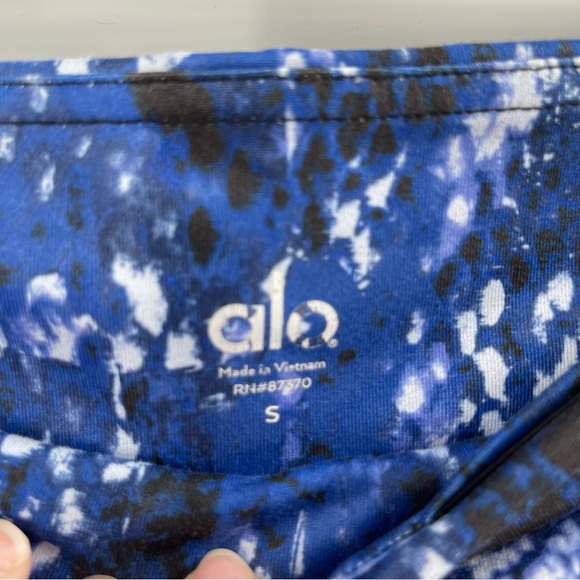 ALO Yoga Electric Blue Airbrush Snakeskin Python Print Leggings - Picture 7 of 10